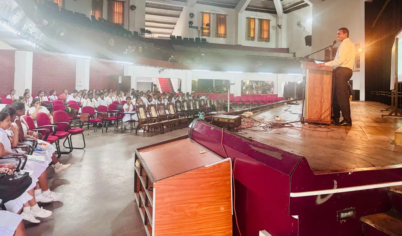 Nayana Pradeep presenting the Biosystems Technology workshop to Advanced Level students at the Mahamaya auditorium.